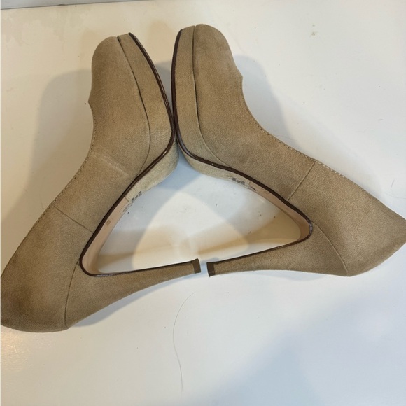 Delicious Beige Women's Heels size  7.5 - Picture 6 of 11